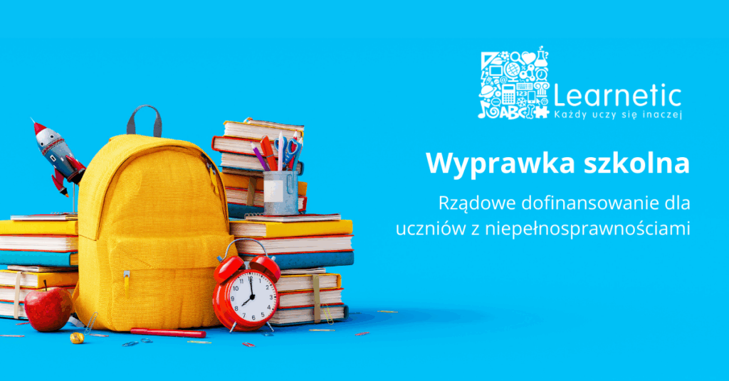Grafika promująca wpis dotyczący programu "Wyprawka szkolna". Tło grafiki ma kolor jasnoniebieski. Na grafice znajduje się napis "Wyprawka Szkolna. Rządowe dofinansowanie dla uczniów z niepełnosprawnościami" oraz obrazek przedstawiający żółty plecak, budzik, jabłko, piórnik z przyborami szkolnymi, książki i zeszyty.