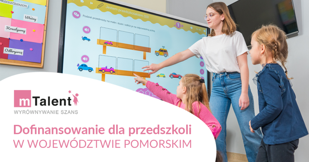Baner przedstawia zdjęcie nauczycielki i dziewczynki w wieku przedszkolnym. Stoją przy tablicy multimedialnej na której wyświetlone jest zadanie z programu mTalent Wychowanie Przedszkolne. Na Banerze znajdują się również napisy reklamujące projekt dofinansowań z Unii Europejskiej dla przedszkoli w województwie pomorskim.