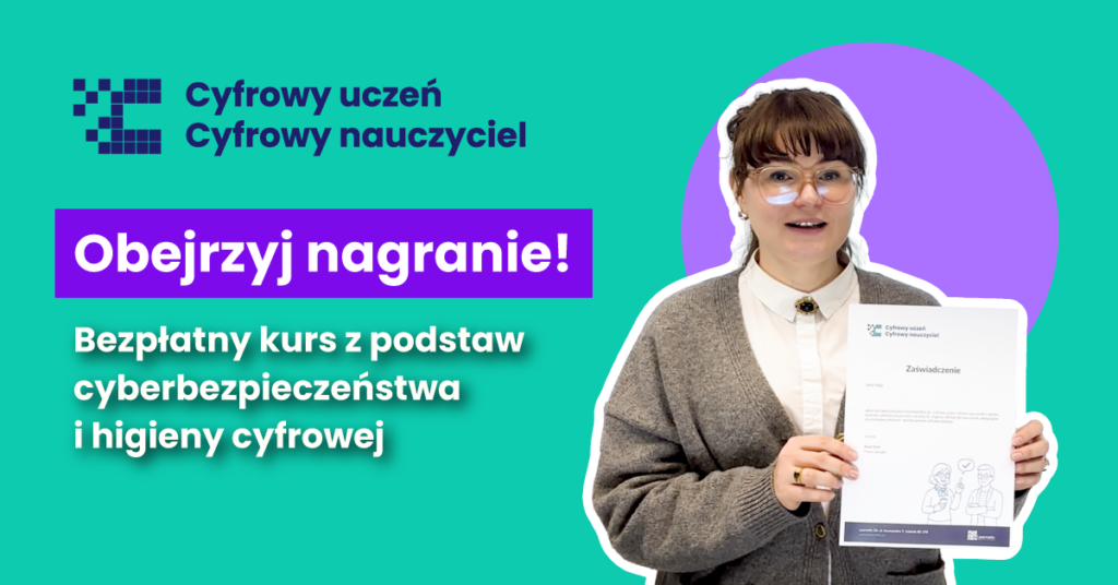 Grafika przedstawia postać kobiety (jest ubrana w białą koszulę i szary sweter), która trzyma certyfikat ukończenia kursu. Dodatkowo na grafice znajdje się logotyp kursu Cyfrowy uczeń, cyfrowy nauczyciel oraz napisy zachęcające do obejrzenia nagrania na temat tego kursu.
