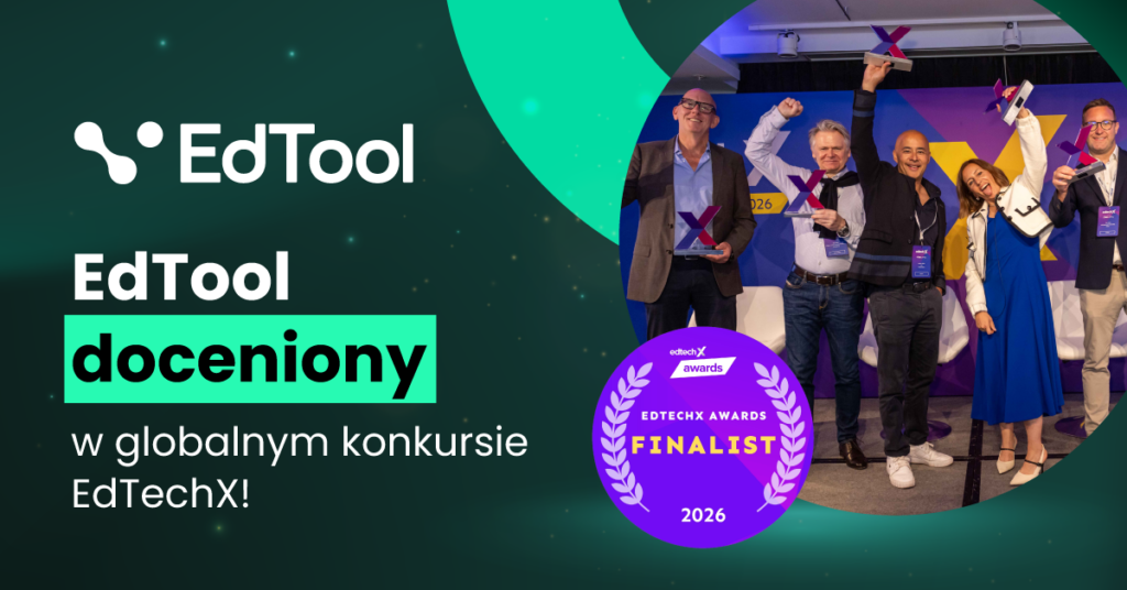 Grafika z logo EdTool i napisem „EdTool doceniony w globalnym konkursie EdTechX!”. Po prawej stronie zdjęcie pięciu uśmiechniętych osób świętujących na scenie ze statuetkami w kształcie litery X. W centralnej części widoczny jest fioletowy emblemat „EdTechX Awards Finalist 2026”.